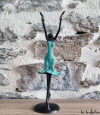 Sculpture en bronze "bras levés"