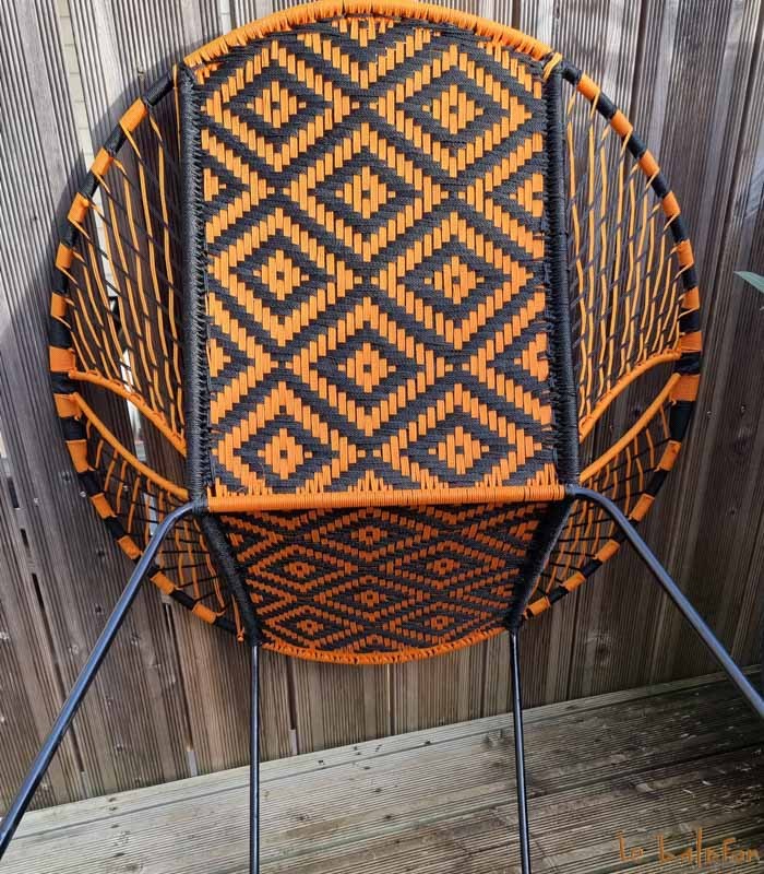 Chaise de jardin orange et noir motifs losange