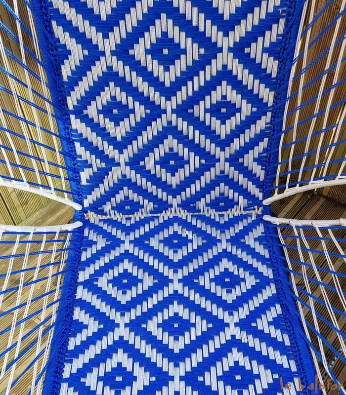 Chaise de jardin bleu roi et blanc motifs losange