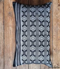 Coussin en pagne tissé 30x50 noir, motifs blancs avec bandes