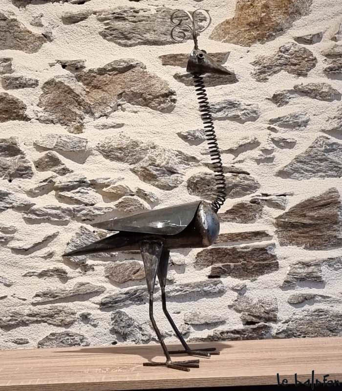 Oiseau en métal recyclé une œuvre d'art éco-responsable pour le jardin